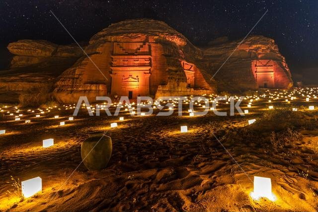 المقابر القديمة المحروسة لمدينة الحِجر النبطية مدائن صالح مضيئة أثناء الليل، العلا، المملكة العربية السعودية