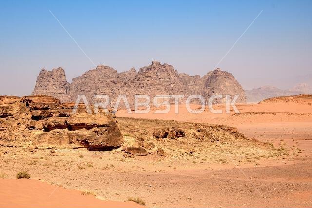 الصحراء العربية. وادي رم. منظر فضائي. آثار أقدام على الرمال. موقع تصوير للعديد من أفلام الخيال العلمي. الصحراء العربية. وادي رم. منظر فضائي. آثار أقدام على الرمال. موقع تصوير للعديد من أفلام الخيال العلمي.