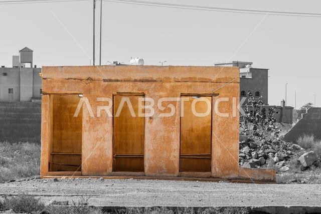مبنى فارغ على النقيض من ذلك