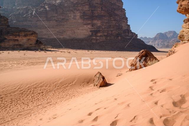 الصحراء العربية. وادي رم. منظر فضائي. آثار أقدام على الرمال. موقع تصوير للعديد من أفلام الخيال العلمي.