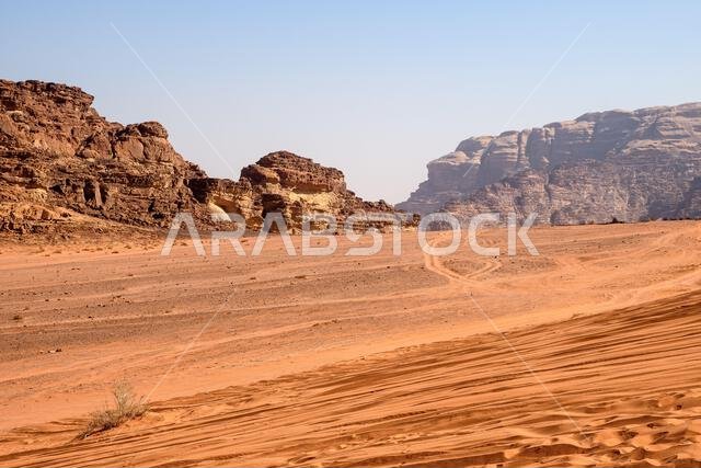 الصحراء العربية. وادي رم. منظر فضائي. آثار أقدام على الرمال. موقع تصوير للعديد من أفلام الخيال العلمي. الصحراء العربية. وادي رم. منظر فضائي. آثار أقدام على الرمال. موقع تصوير للعديد من أفلام الخيال العلمي.
