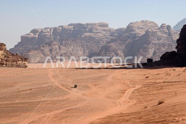 الصحراء العربية. وادي رم. منظر فضائي. آثار أقدام على الرمال. موقع تصوير للعديد من أفلام الخيال العلمي. الصحراء العربية. وادي رم. منظر فضائي. آثار أقدام على الرمال. موقع تصوير للعديد من أفلام الخيال العلمي.