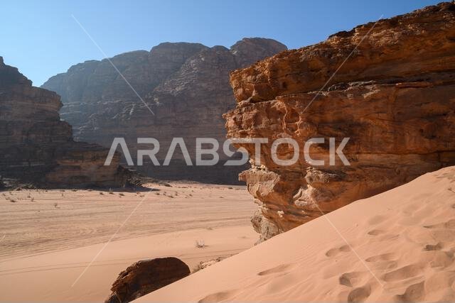 الصحراء العربية. وادي رم. منظر فضائي. آثار أقدام على الرمال. موقع تصوير للعديد من أفلام الخيال العلمي. الصحراء العربية. وادي رم. منظر فضائي. آثار أقدام على الرمال. موقع تصوير للعديد من أفلام الخيال العلمي.