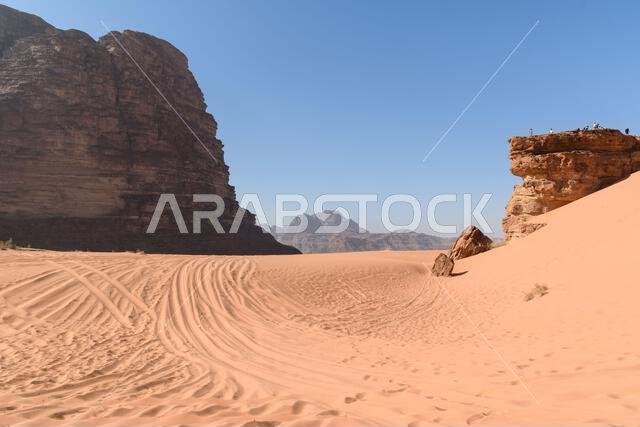 الصحراء العربية. وادي رم. منظر فضائي. آثار أقدام على الرمال. موقع تصوير للعديد من أفلام الخيال العلمي. الصحراء العربية. وادي رم. منظر فضائي. آثار أقدام على الرمال. موقع تصوير للعديد من أفلام الخيال العلمي.