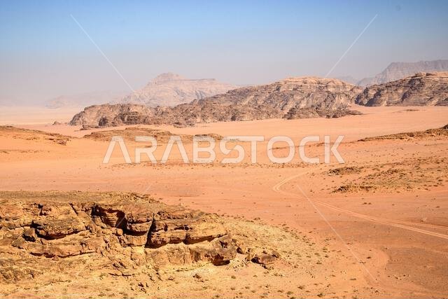 الصحراء العربية. وادي رم. منظر فضائي. آثار أقدام على الرمال. موقع تصوير للعديد من أفلام الخيال العلمي.
