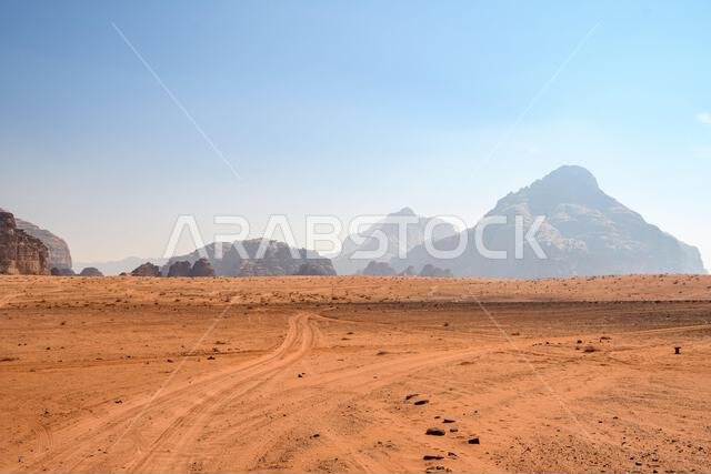 الصحراء العربية. وادي رم. منظر فضائي. آثار أقدام على الرمال. موقع تصوير للعديد من أفلام الخيال العلمي. الصحراء العربية. وادي رم. منظر فضائي. آثار أقدام على الرمال. موقع تصوير للعديد من أفلام الخيال العلمي.