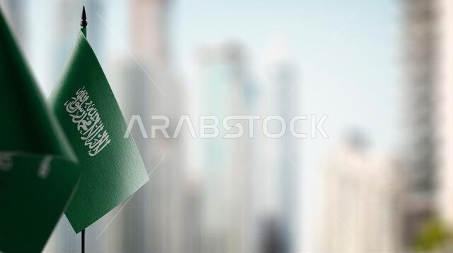 أعلام صغيرة للمملكة العربية السعودية على خلفية ضبابية مجردة