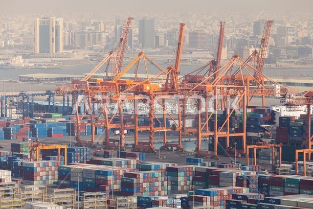 جدة، المملكة العربية السعودية - ٢٢ ديسمبر ٢٠١٩: رافعات جسرية وحاويات مكدسة في ميناء جدة الإسلامي