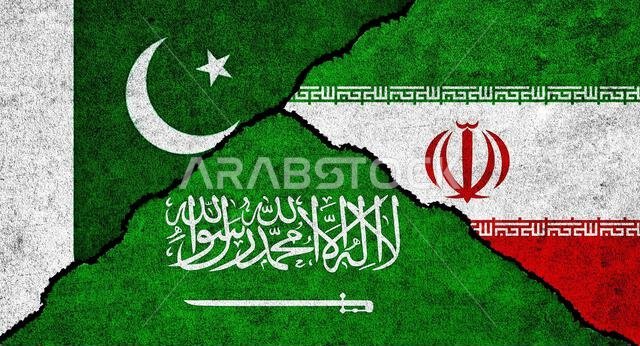أعلام المملكة العربية السعودية وإيران وباكستان مجتمعة على خلفية مزخرفة. مفهوم العلاقات الدبلوماسية بين باكستان وإيران والمملكة العربية السعودية.