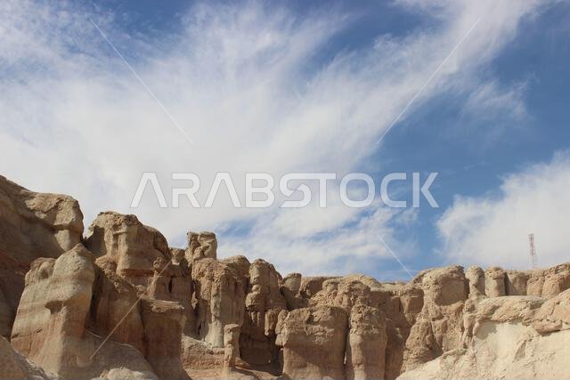 تشكّلت الصخور ذات اللون البني الفاتح على خلفية السماء الزرقاء. الأحساء، المملكة العربية السعودية.