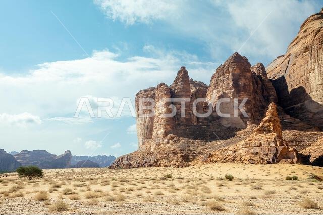 تكوينات التعرية الصحراوية بالقرب من جبل عكمة، العلا، المملكة العربية السعودية