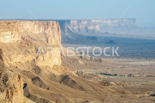 جبال جبل طويق، مع منظر صحراوي أسفلها، الرياض، المملكة العربية السعودية