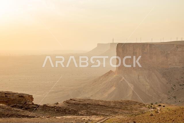 جبال جبل طويق، مع منظر صحراوي، الرياض، المملكة العربية السعودية