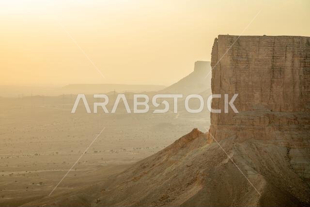 جبال جبل طويق، مع منظر صحراوي، الرياض، المملكة العربية السعودية