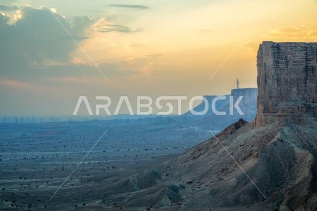 جبال جبل طويق، مع منظر صحراوي، الرياض، المملكة العربية السعودية