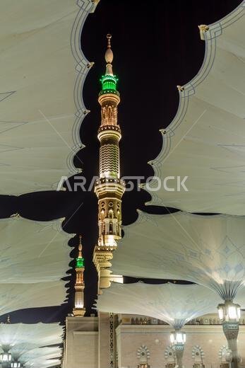 مآذن المسجد النبوي مع مظلات في المقدمة، المدينة المنورة، المملكة العربية السعودية مآذن المسجد النبوي مع مظلات في المقدمة، المدينة المنورة، المملكة العربية السعودية