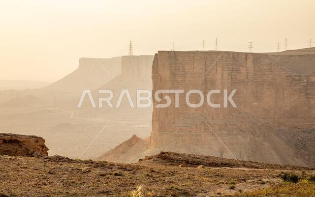 جبال جبل طويق، مع منظر صحراوي، الرياض، المملكة العربية السعودية