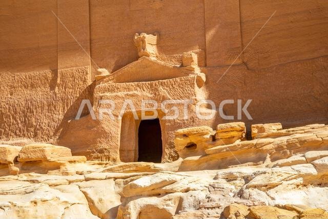 مدخل ضريح لحيان بن كوزا المنحوت في الصخر في الصحراء، المدائن الصالحة، الحِجر، المملكة العربية السعودية