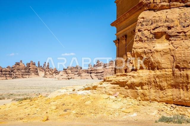 مدخل ضريح لحيان بن كوزا المنحوت في الصخر في الصحراء، المدائن الصالحة، الحِجر، المملكة العربية السعودية