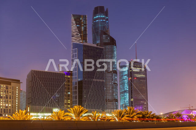 صورة ابداعية لمركز الملك عبدالله المالي ( كافد ) في الرياض بالمملكة العربية السعودية ليلا، معالم الرياض المشهورة، ابراج وناطحات سحاب، الفن الهندسي المعماري بالسعودية، السياحة في السعودية