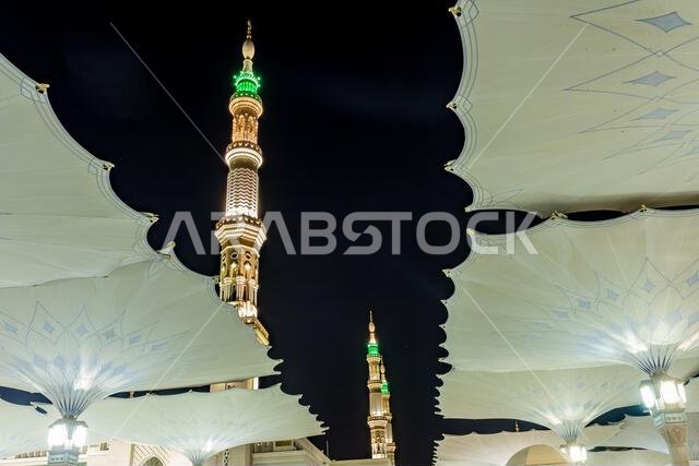 مآذن المسجد النبوي مع مظلات في المقدمة، المدينة المنورة، المملكة العربية السعودية