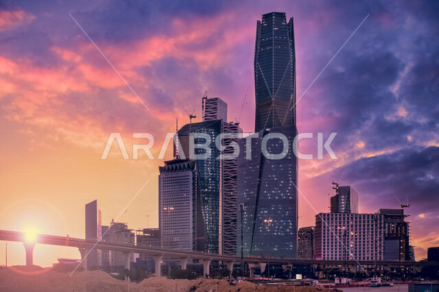 صورة ابداعية لمركز الملك عبدالله المالي ( كافد ) في الرياض بالمملكة العربية السعودية اثناء غروب الشمس، الأبراج وناطحات السحاب، معالم الرياض المشهورة، الفن الهندسي المعماري بالسعودية، السياحة في السعودية