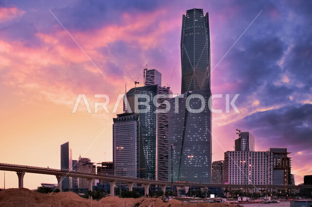 صورة ابداعية لمركز الملك عبدالله المالي ( كافد ) في الرياض بالمملكة العربية السعودية اثناء غروب الشمس، الأبراج وناطحات السحاب، معالم الرياض المشهورة، الفن الهندسي المعماري بالسعودية، السياحة في السعودية