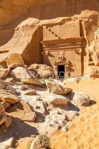 قبر نبطي محفور في الحجر في مجمع جبل البنات، الحجر، العلا، المملكة العربية السعودية