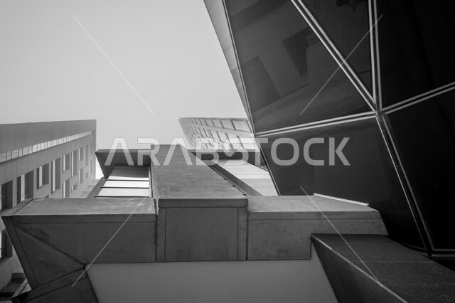 صورة من الاسفل لمركز الملك عبدالله المالي ( كافد ) في الرياض بالمملكة العربية السعودية، الأبراج وناطحات السحاب، معالم الرياض المشهورة، الفن الهندسي المعماري بالسعودية، السياحة في السعودية، صورة بالابيض والاسود