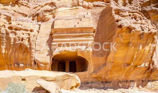 مقابر جبل الأحمر المنحوتة في الحجر، مدائن صالح، العلا، المملكة العربية السعودية