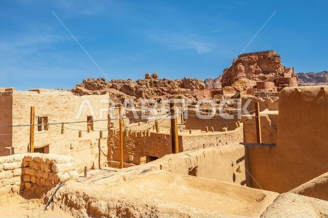 أكواخ طينية مهدمة في البلدة القديمة في العلا، محافظة المدينة المنورة، المملكة العربية السعودية