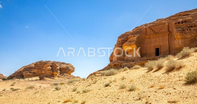 مداخل مقابر جبل الأحمر المنحوتة في الحجر، مدائن صالح، العلا، المملكة العربية السعودية