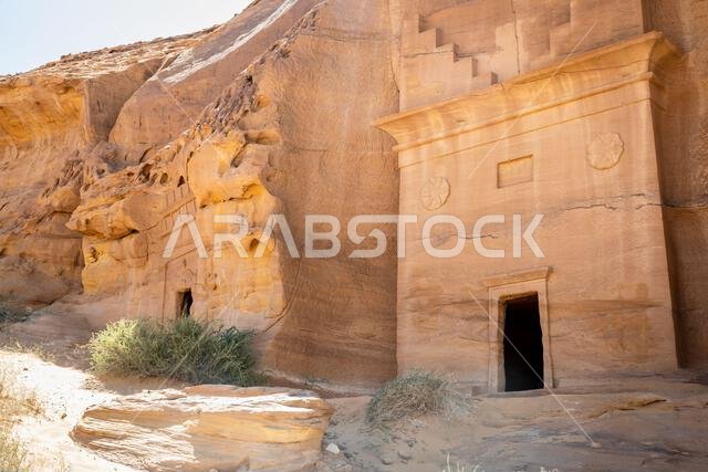 مداخل مقابر جبل الأحمر المنحوتة في الحجر، مدائن صالح، العلا، المملكة العربية السعودية