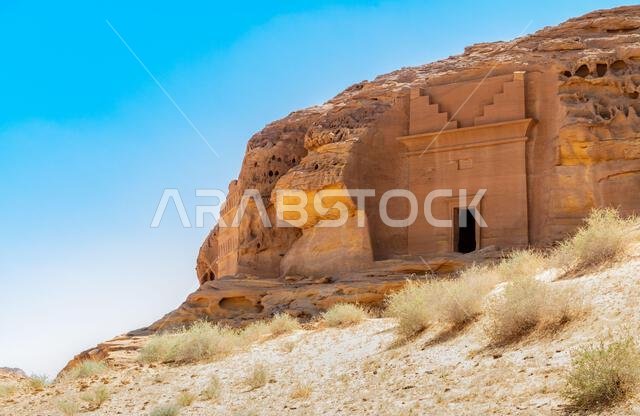 مداخل مقابر جبل الأحمر المنحوتة في الحجر، مدائن صالح، العلا، المملكة العربية السعودية