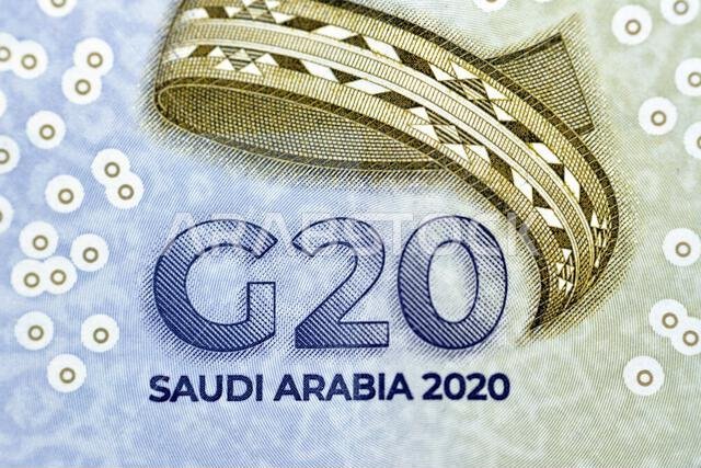 شعار ثلاثي الأبعاد لرئاسة المملكة العربية السعودية لقمة مجموعة العشرين عام 2020 ميلادي (1442 هجري) من وجه ورقة نقدية من فئة 20 ريالًا سعوديًا.