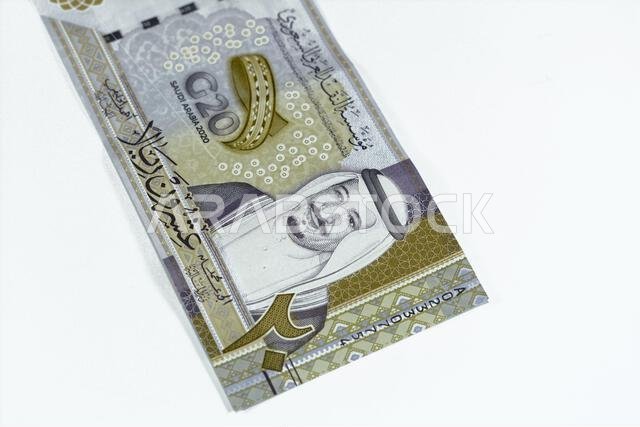 الوجه الأمامي لفئة 20 ريال سعودي، وهي عملة تذكارية تحمل صورة الملك سلمان وشعار الملك ثلاثي الأبعاد.