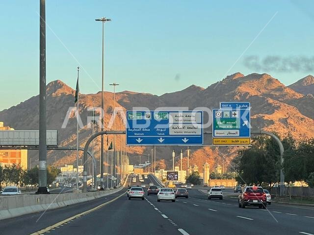 السيارات التي تسير على طول طريق سريع خلاب تتخلله جبال شاهقة في المملكة العربية السعودية السيارات التي تسير على طول طريق سريع خلاب تتخلله جبال شاهقة في المملكة العربية السعودية