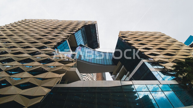 صورة ابداعية بزاوية سفلية لمركز الملك عبدالله المالي ( كافد ) في الرياض بالمملكة العربية السعودية، الأبراج وناطحات السحاب، معالم الرياض المشهورة، الفن الهندسي المعماري بالسعودية، السياحة في السعودية