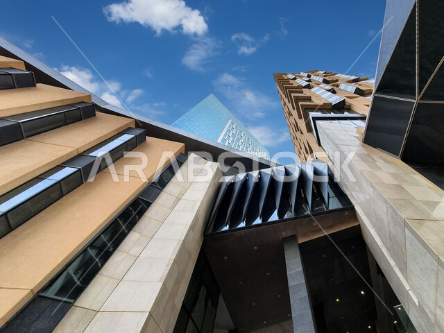 صورة ابداعية بزاوية سفلية لمركز الملك عبدالله المالي ( كافد ) في الرياض بالمملكة العربية السعودية، الأبراج وناطحات السحاب، معالم الرياض المشهورة، الفن الهندسي المعماري بالسعودية، السياحة في السعودية