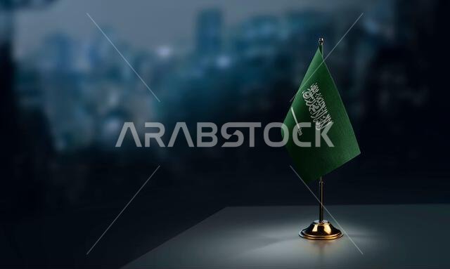أعلام صغيرة للمملكة العربية السعودية على خلفية ضبابية مجردة