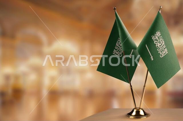 أعلام صغيرة للمملكة العربية السعودية على خلفية ضبابية مجردة