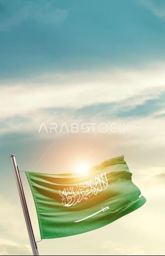 العلم الوطني للمملكة العربية السعودية يرفرف.
