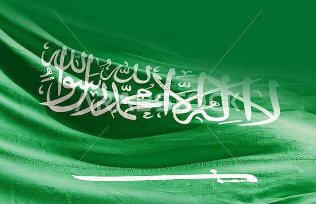 العلم الوطني للمملكة العربية السعودية يرفرف.