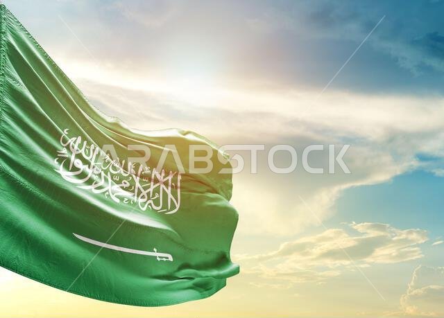 العلم الوطني للمملكة العربية السعودية يرفرف.