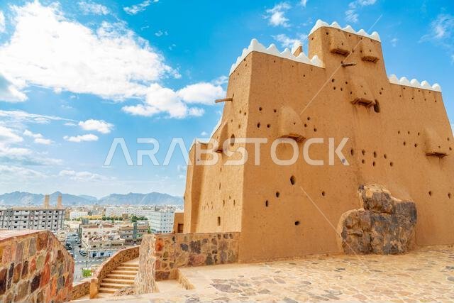 وسط مدينة حائل وأسوار قلعة العارفين العربية القائمة على التل، حائل، المملكة العربية السعودية