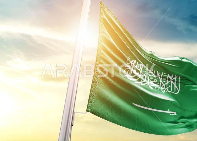 العلم الوطني للمملكة العربية السعودية يرفرف.