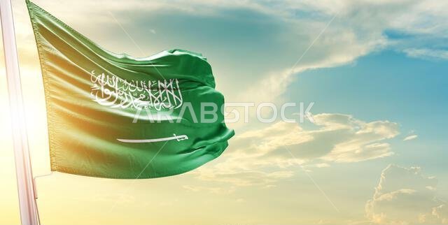 العلم الوطني للمملكة العربية السعودية يرفرف.