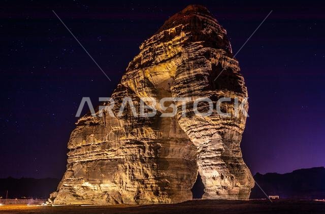 صخرة ضخمة من الحجر الرملي على شكل فيل، نحتتها عوامل التعرية، تقف شامخة في الصحراء، العلا، المملكة العربية السعودية