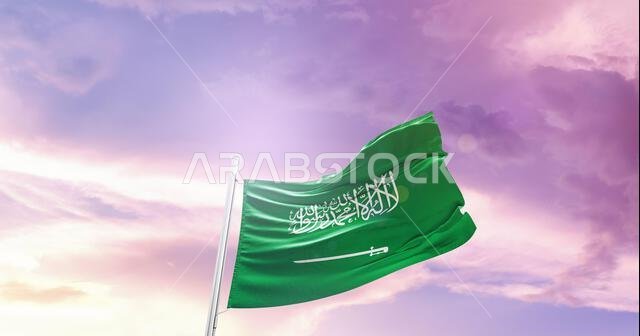 العلم الوطني للمملكة العربية السعودية يرفرف.