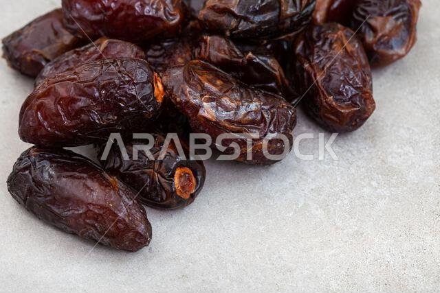 تمر مجفف على سطح رمادي ريفي